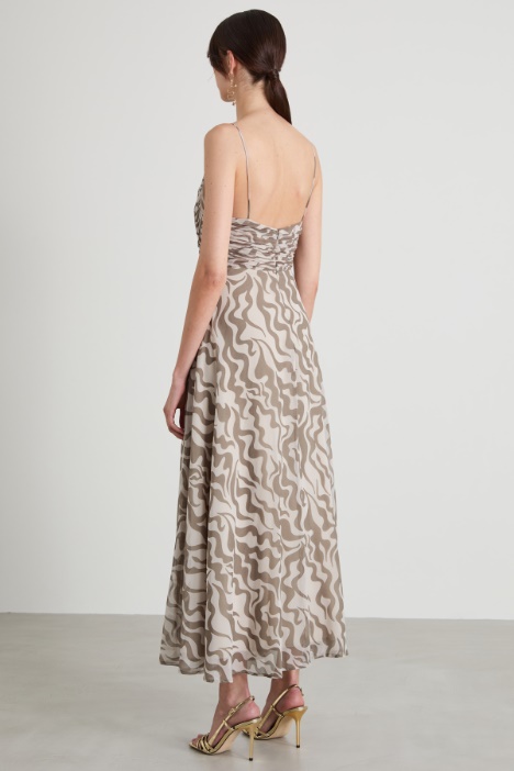 Abito ampio con corpino plissé