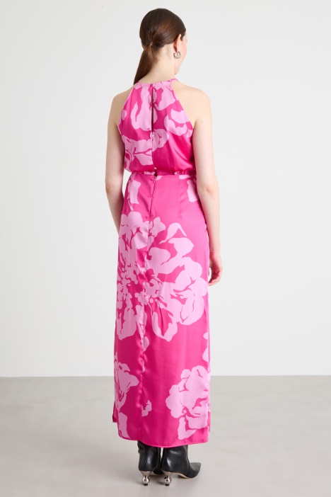 Abito smanicato con spacco