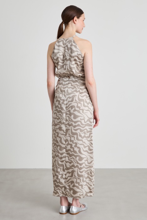 Abito smanicato con spacco