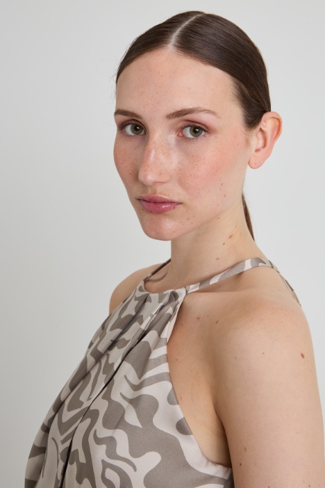 Abito smanicato con spacco