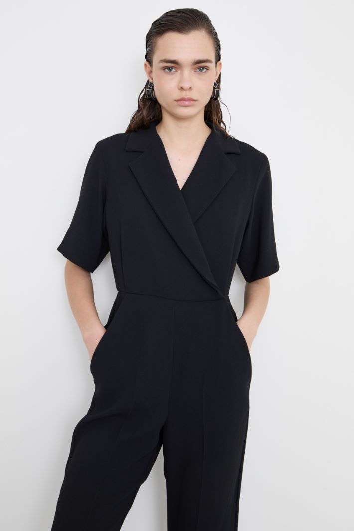 Crossed V-neck envers satin jumpsuit Intrend - 2