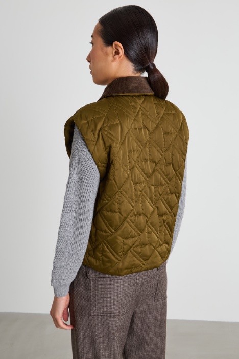 Chaleco acolchado con cuello de camisa