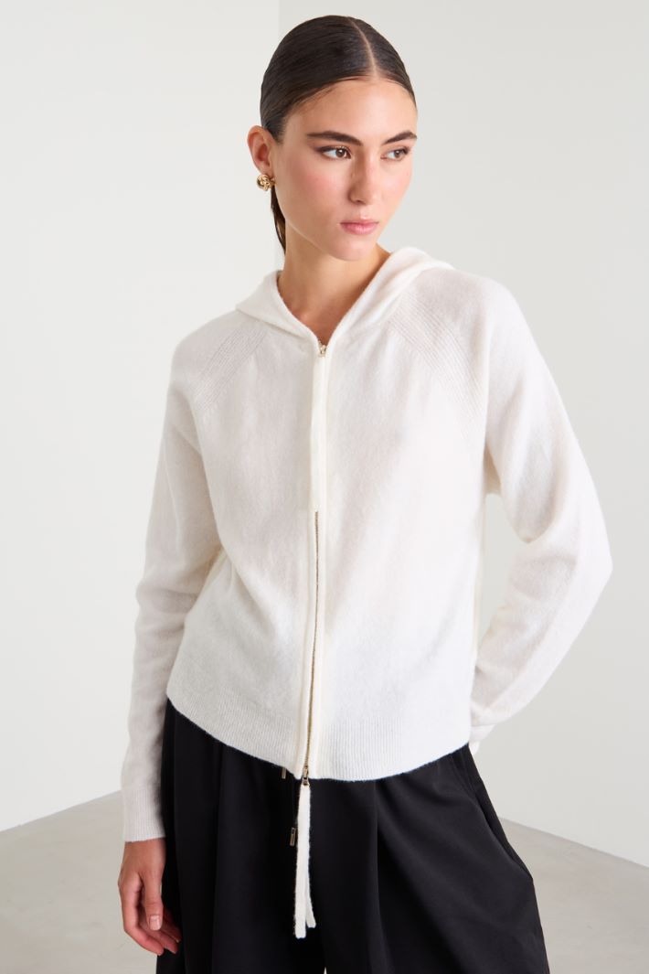 Maglia in lana con cappuccio Intrend