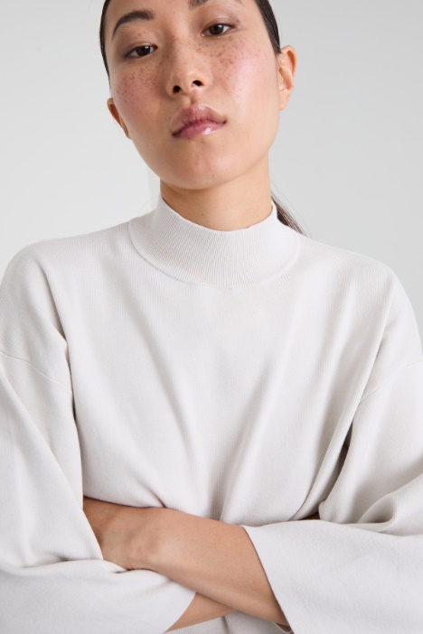 Maglia con maniche svasate