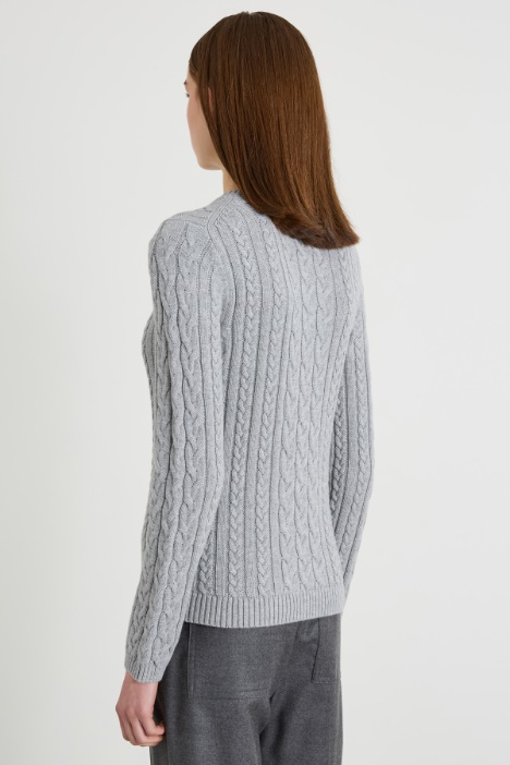 Maglia lavorata a trecce