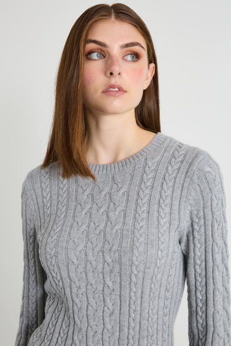 Maglia lavorata a trecce