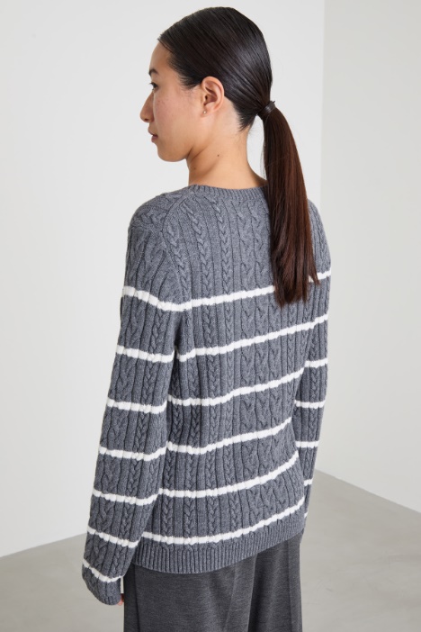 Maglia lavorata a trecce