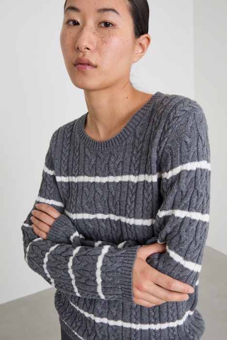 Maglia lavorata a trecce