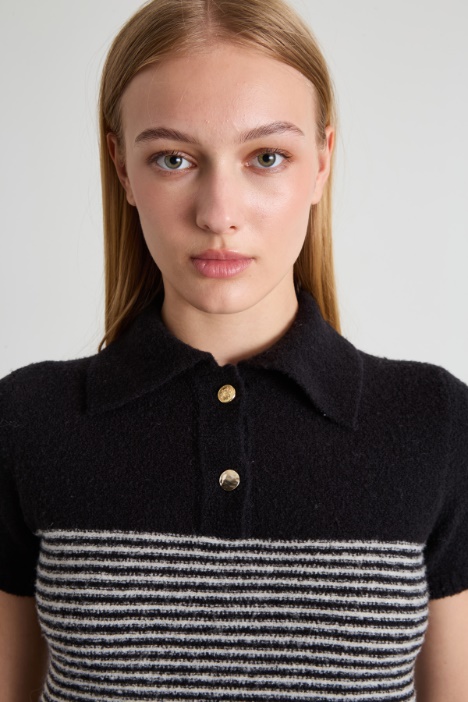 Maglia cropped stile polo