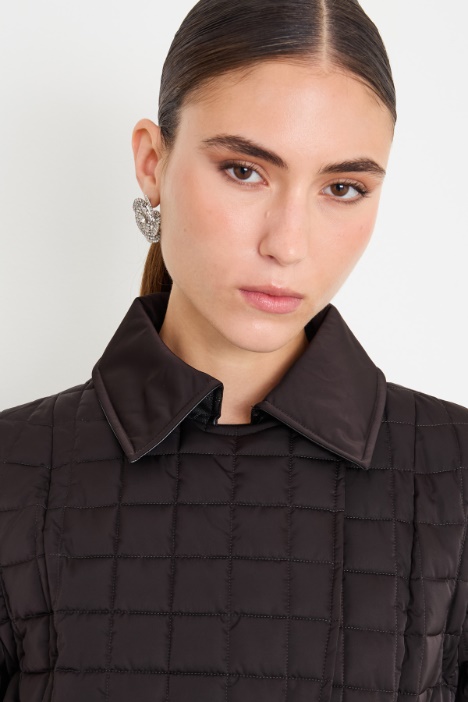 Abrigo acolchado con cinturón