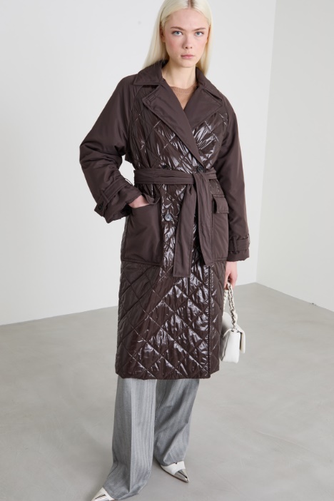 Abrigo largo acolchado con cinturón