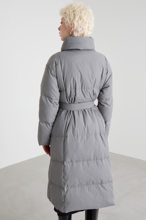 Plumífero largo de plumas con cuello alto