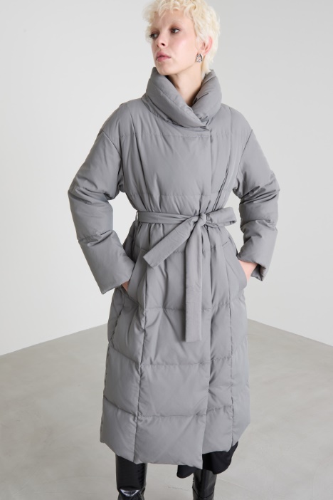 Plumífero largo de plumas con cuello alto