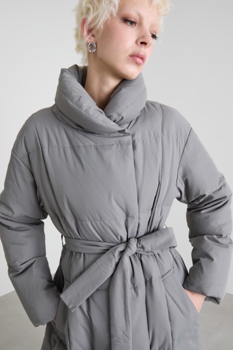 Plumífero largo de plumas con cuello alto