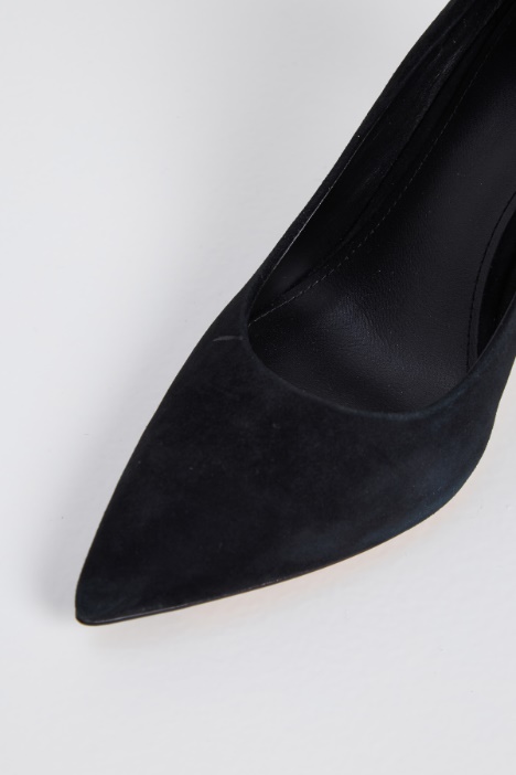 Décolleté in suede