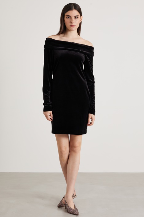 Abito in velluto off shoulders