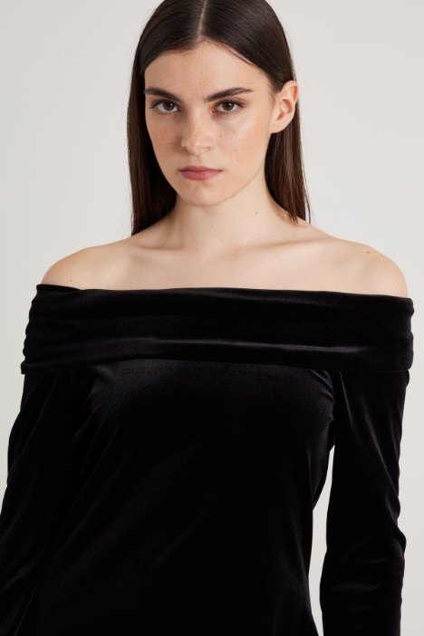 Abito in velluto off shoulders