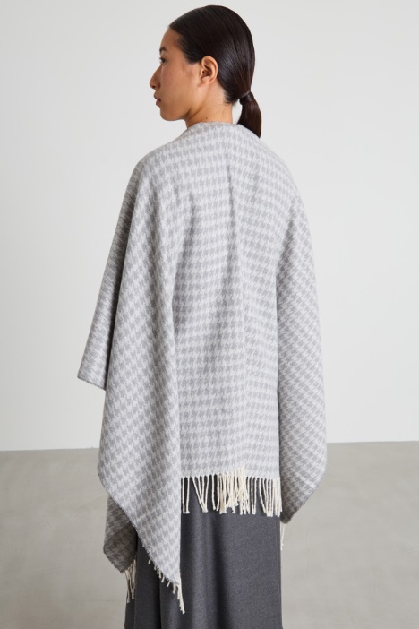 Poncho de tejido teñido en hilo