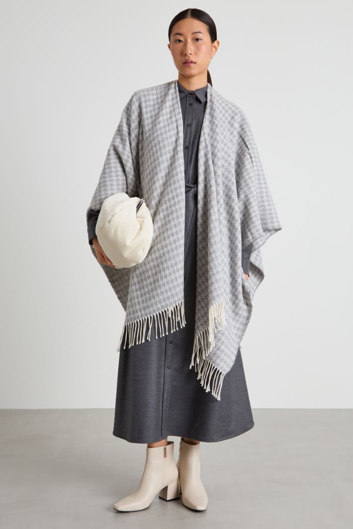 Poncho in yarn-dyed fabric Intrend