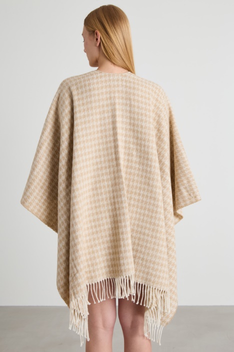 Poncho de tejido teñido en hilo