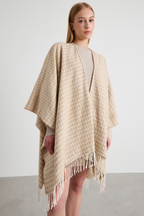 Poncho de tejido teñido en hilo