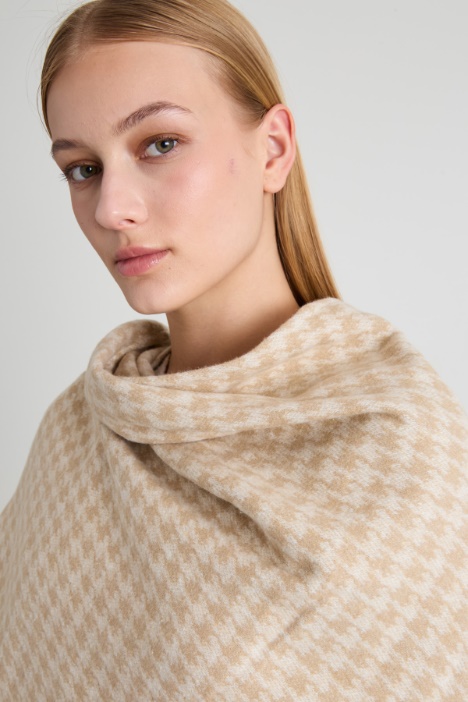 Poncho de tejido teñido en hilo