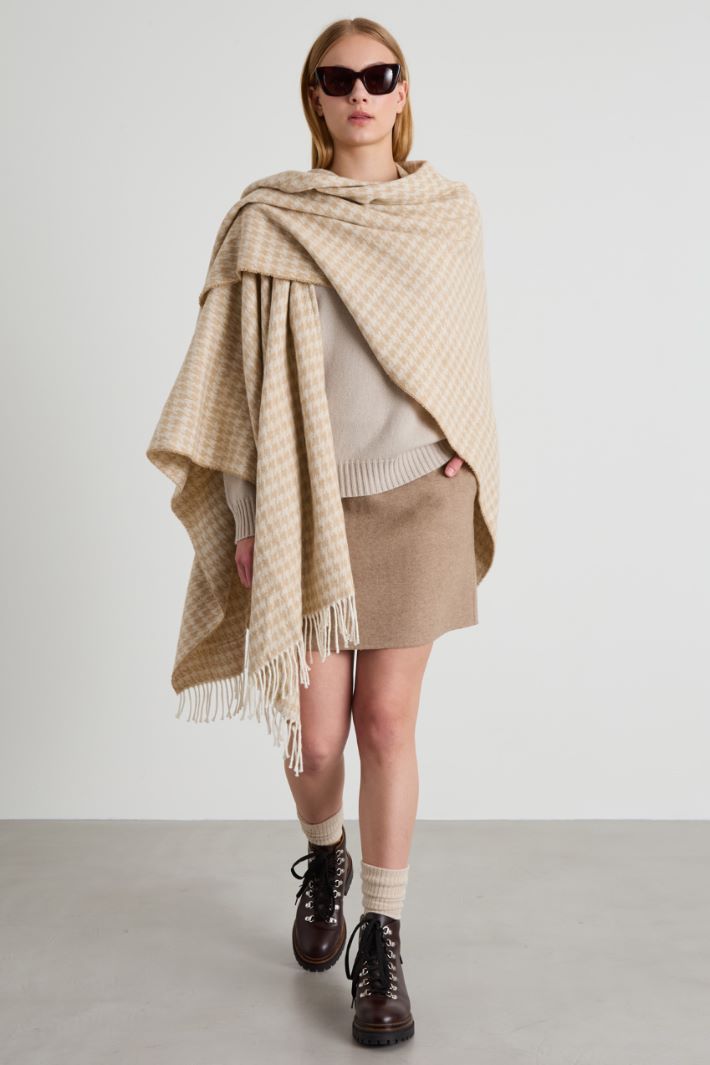 Poncho in yarn-dyed fabric Intrend