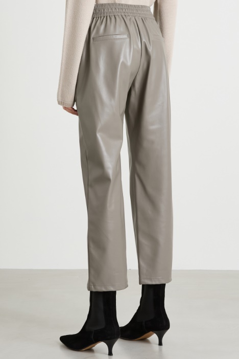 Pantaloni jogger in similpelle