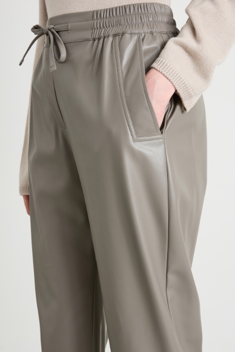 Pantaloni jogger in similpelle