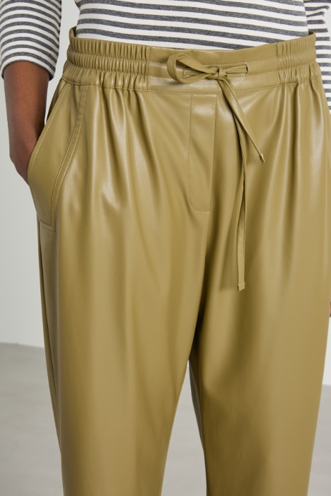 Pantaloni jogger in similpelle