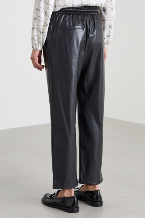 Pantaloni jogger in similpelle