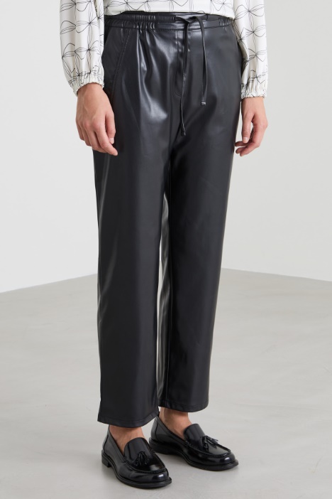 Pantaloni jogger in similpelle