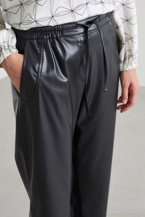 Pantaloni jogger in similpelle