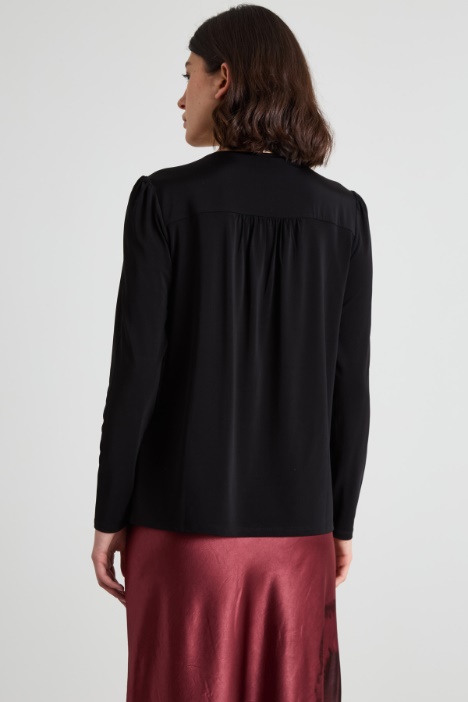 Blusa con lazo y flor