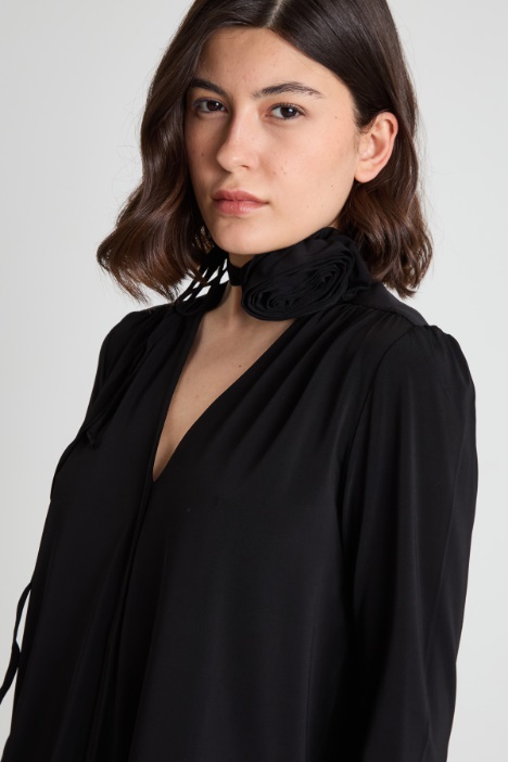 Blusa con lazo y flor