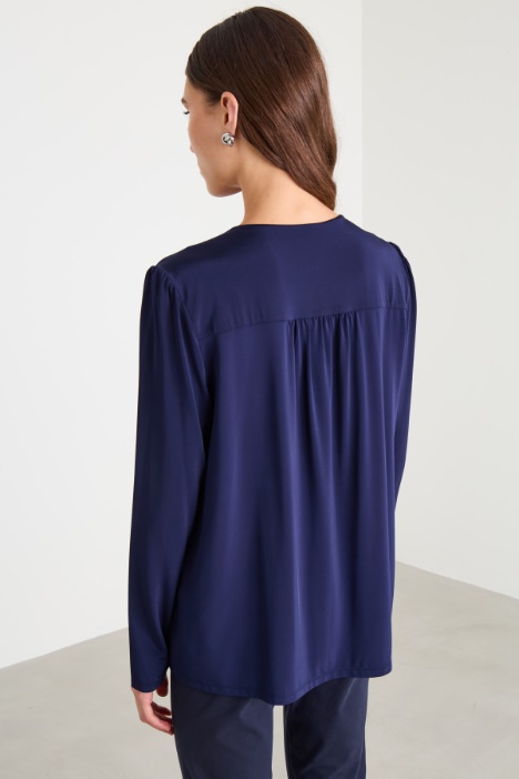 Blusa con nastro a fiore