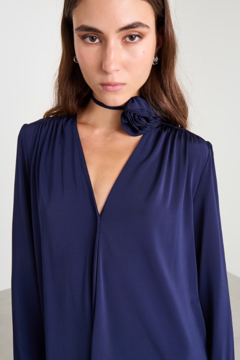 Blusa con nastro a fiore