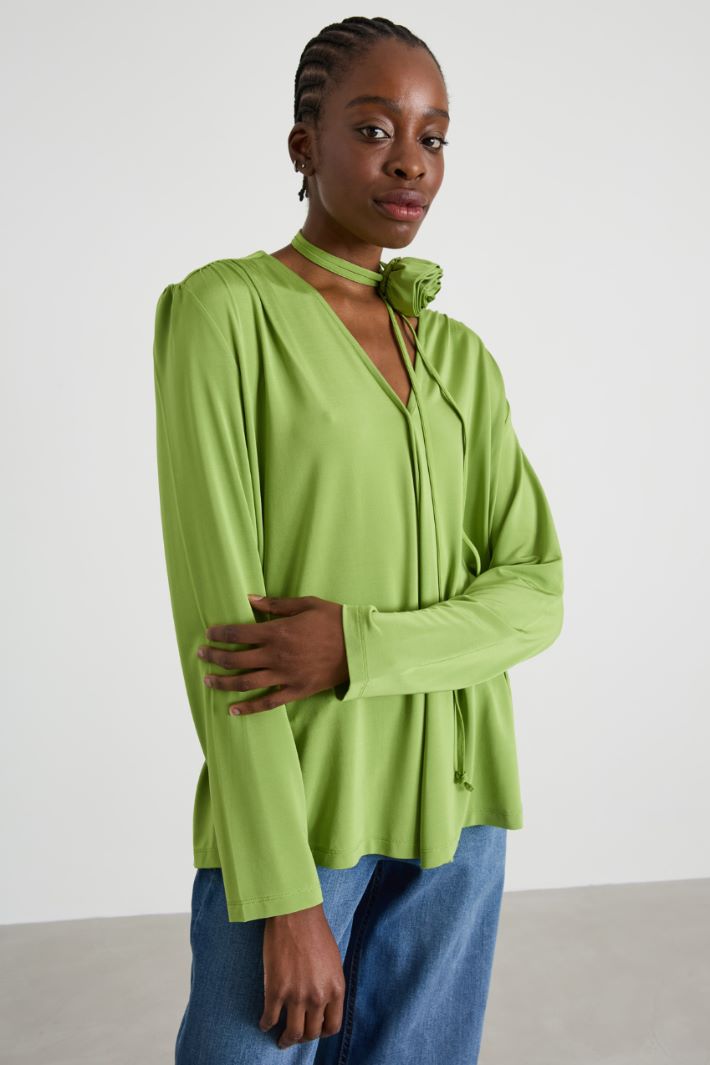 Blusa con nastro a fiore Intrend