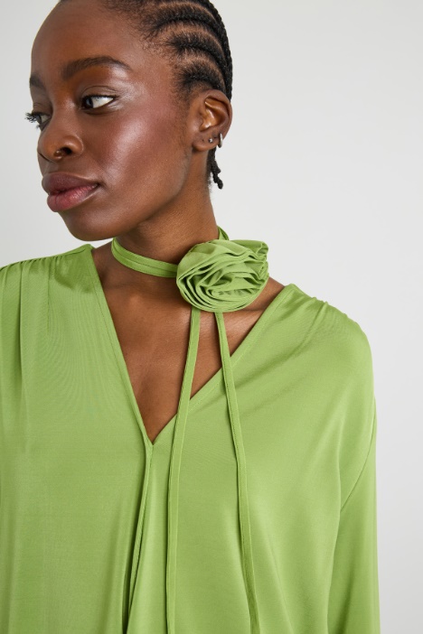 Blusa con nastro a fiore