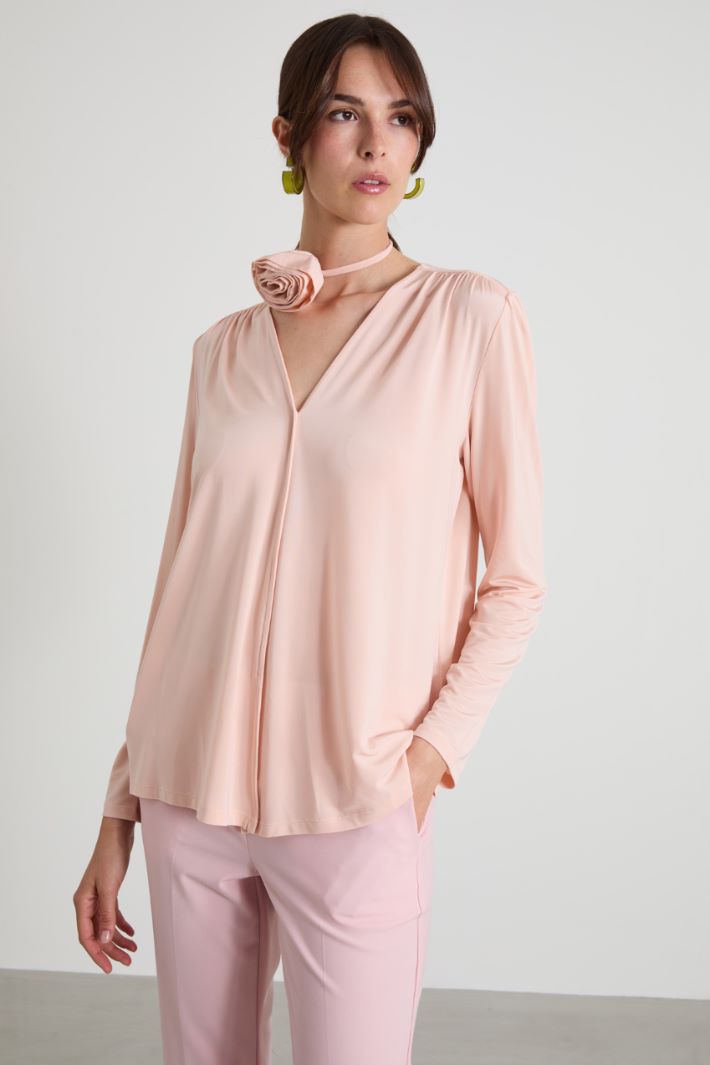Blusa con nastro a fiore Intrend