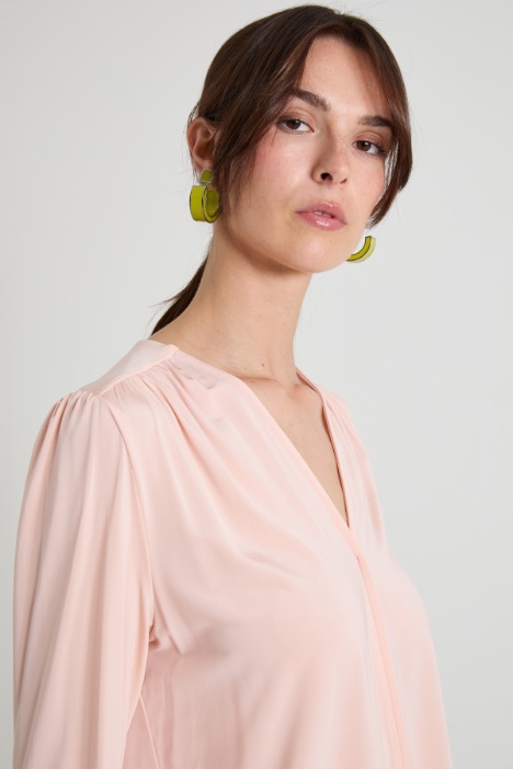 Blusa con nastro a fiore