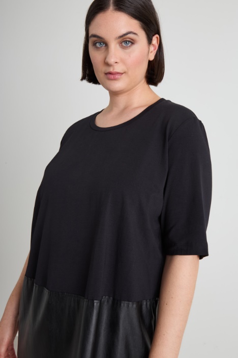 T-shirt con fondo in jersey spalmato