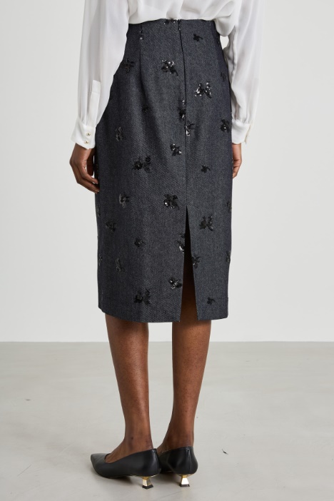 Gonna in denim con ricami