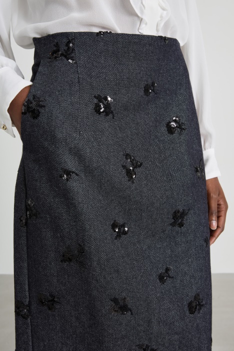 Gonna in denim con ricami