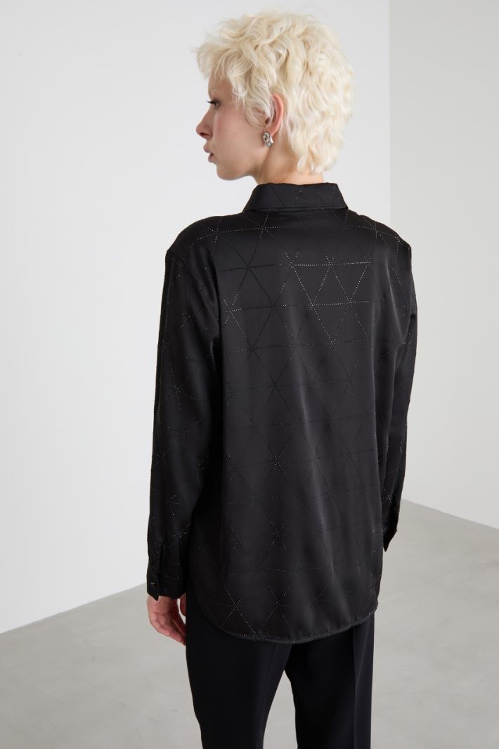 Camisa de satén con pedrería