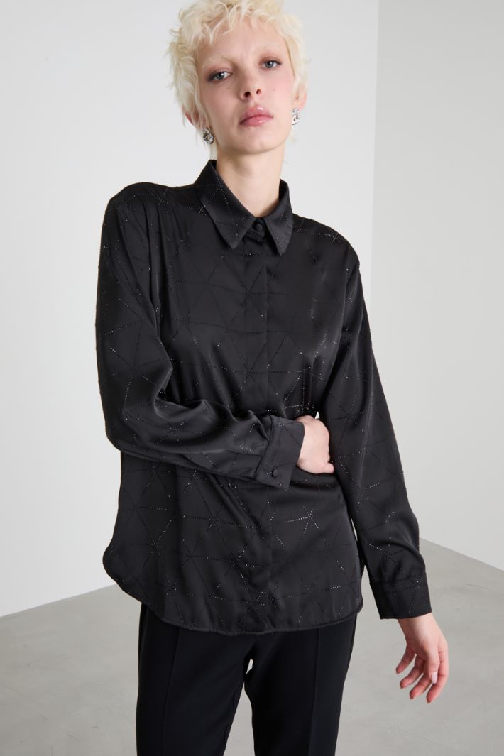 Camisa de satén con pedrería