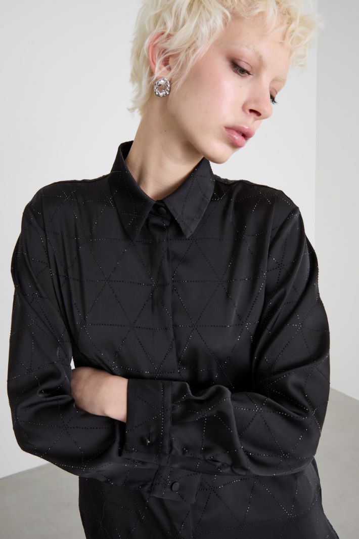 Camisa de satén con pedrería