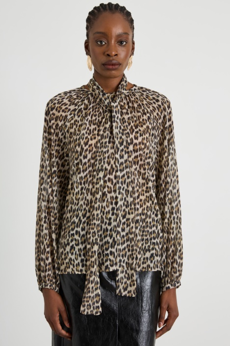 Neckerchief-adorned crepon blouse Intrend