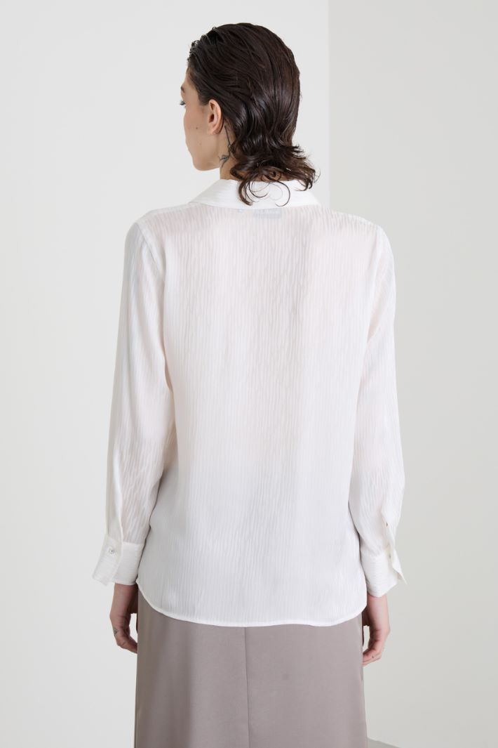 Blusa con apertura a V Intrend - 2