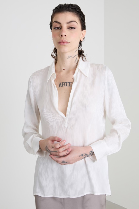 Blusa con cuello de pico